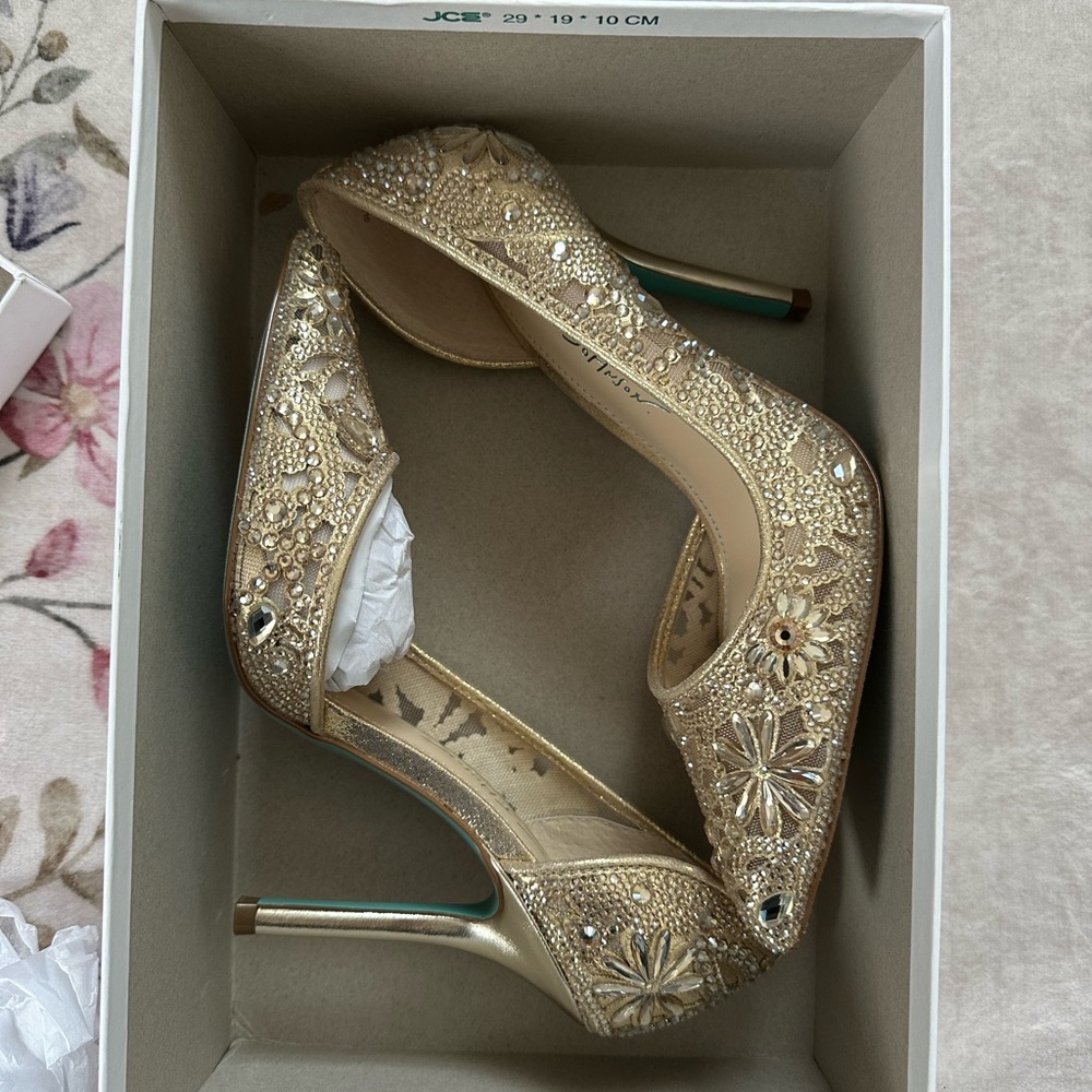 Chic Gold Stiletto Heels with Vintage-Inspired Design